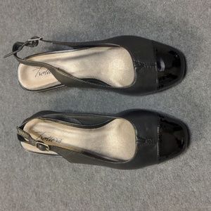 Trotters Dea T7001-007 Slingback Pump, Women's Size 7 WW, Black NWB